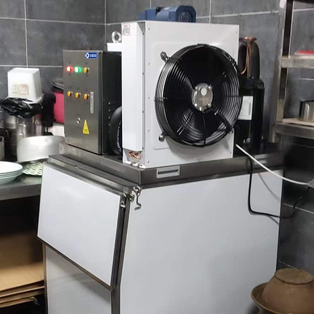 300公斤片冰機交付四川某餐飲店使用