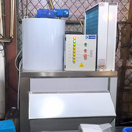 1噸片冰機交付山東某海鮮店使用