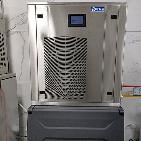 500公斤雪花制冰機交付西安某餐飲店使用